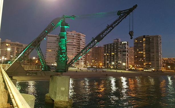 Bellos colores iluminan histórica grúa del Muelle Vergara en Viña del Mar