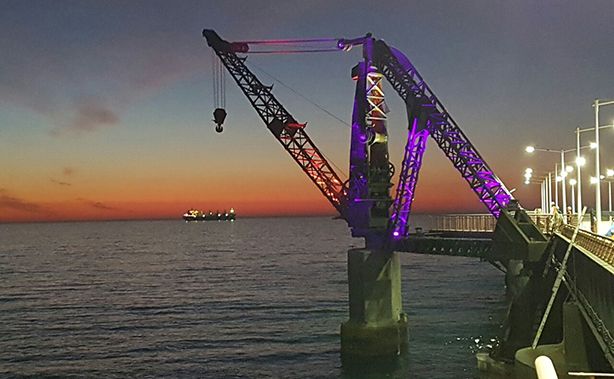 Bellos colores iluminan histórica grúa del Muelle Vergara en Viña del Mar