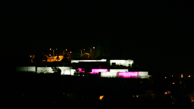 Fachada iluminada Cementerio de Quillota