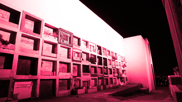 Fachada iluminada Cementerio de Quillota