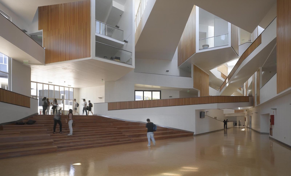 Piso de Lin&oacute;leo marca Armstrong en Universidad Adolfo Iba&ntilde;ez