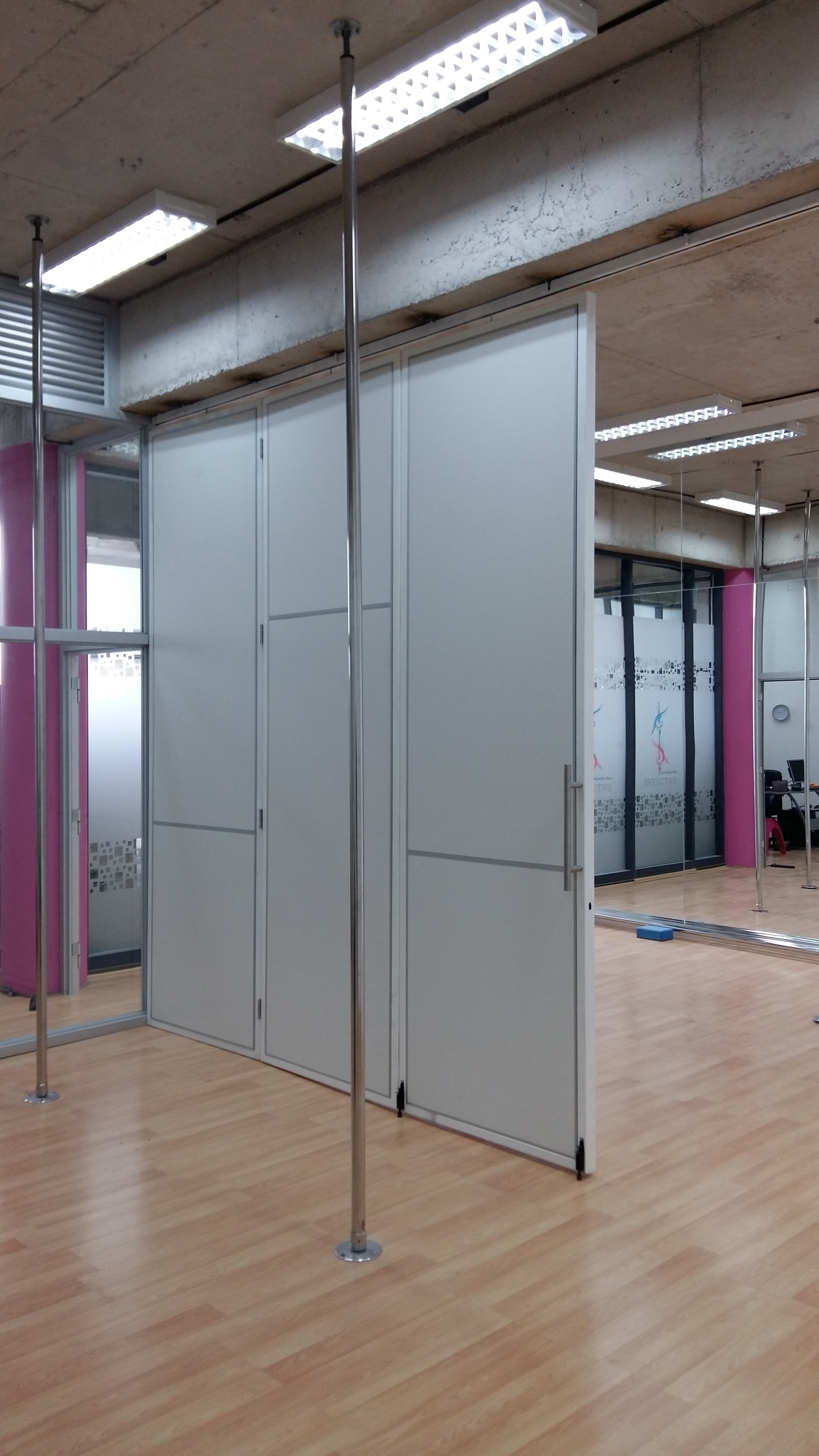 Tabique Plegable para Academia de Danza, Invictus