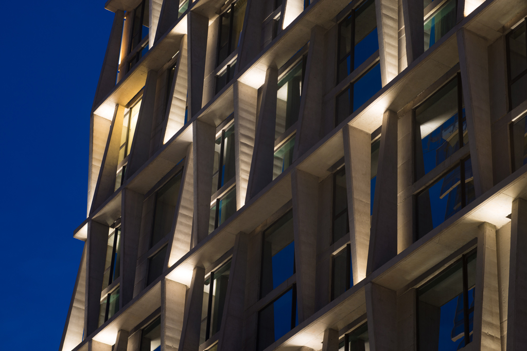 Iluminación fachada Hyatt Centric Las Condes